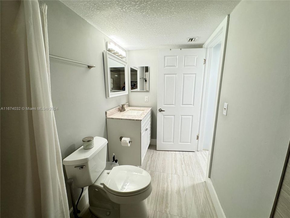 For Sale: $305,000 (1 beds, 1 baths, 833 Square Feet)