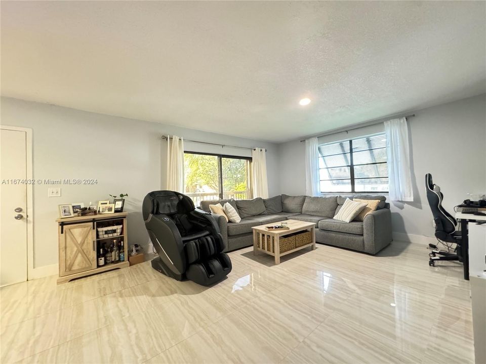 For Sale: $305,000 (1 beds, 1 baths, 833 Square Feet)