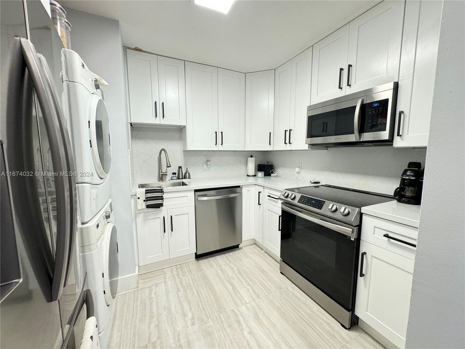 For Sale: $305,000 (1 beds, 1 baths, 833 Square Feet)