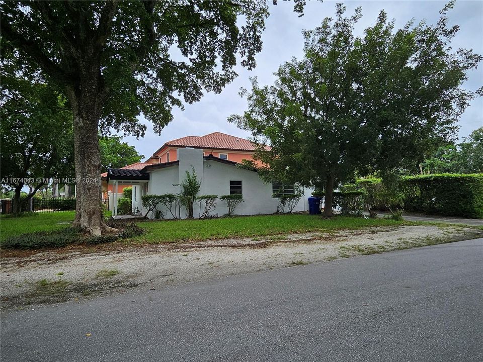 For Sale: $660,000 (4 beds, 2 baths, 1036 Square Feet)