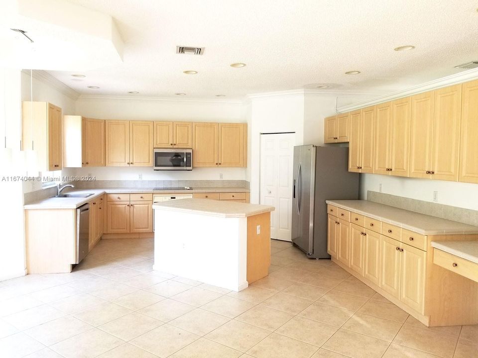 For Rent: $4,000 (3 beds, 2 baths, 2566 Square Feet)