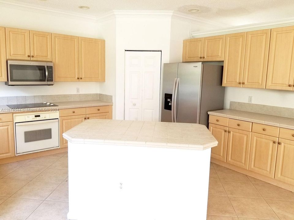 For Rent: $4,000 (3 beds, 2 baths, 2566 Square Feet)