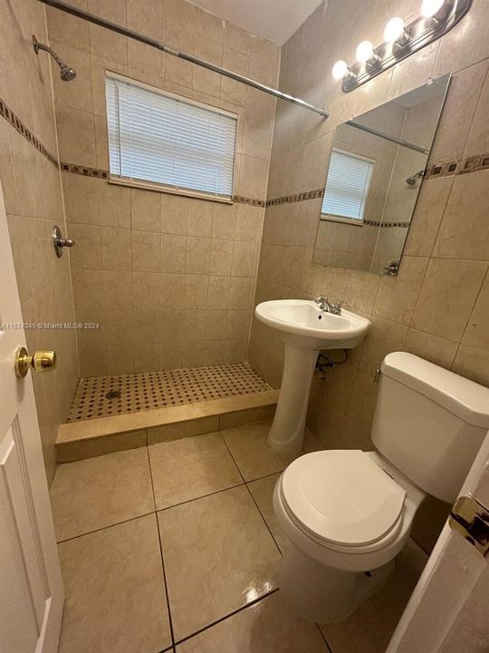 For Rent: $1,950 (2 beds, 1 baths, 828 Square Feet)