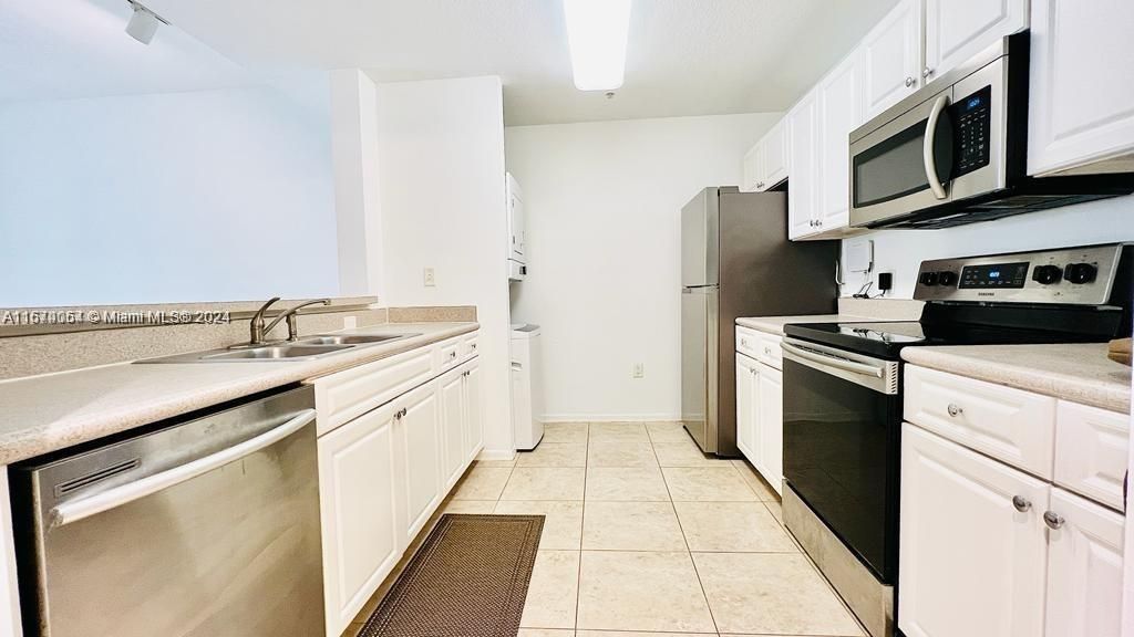 For Rent: $2,000 (1 beds, 1 baths, 719 Square Feet)