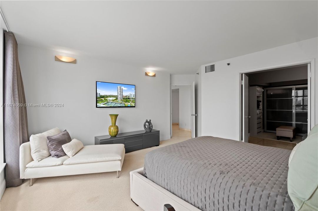 For Sale: $675,000 (2 beds, 2 baths, 1353 Square Feet)