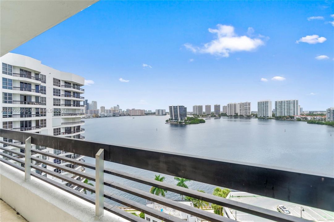 For Sale: $675,000 (2 beds, 2 baths, 1353 Square Feet)