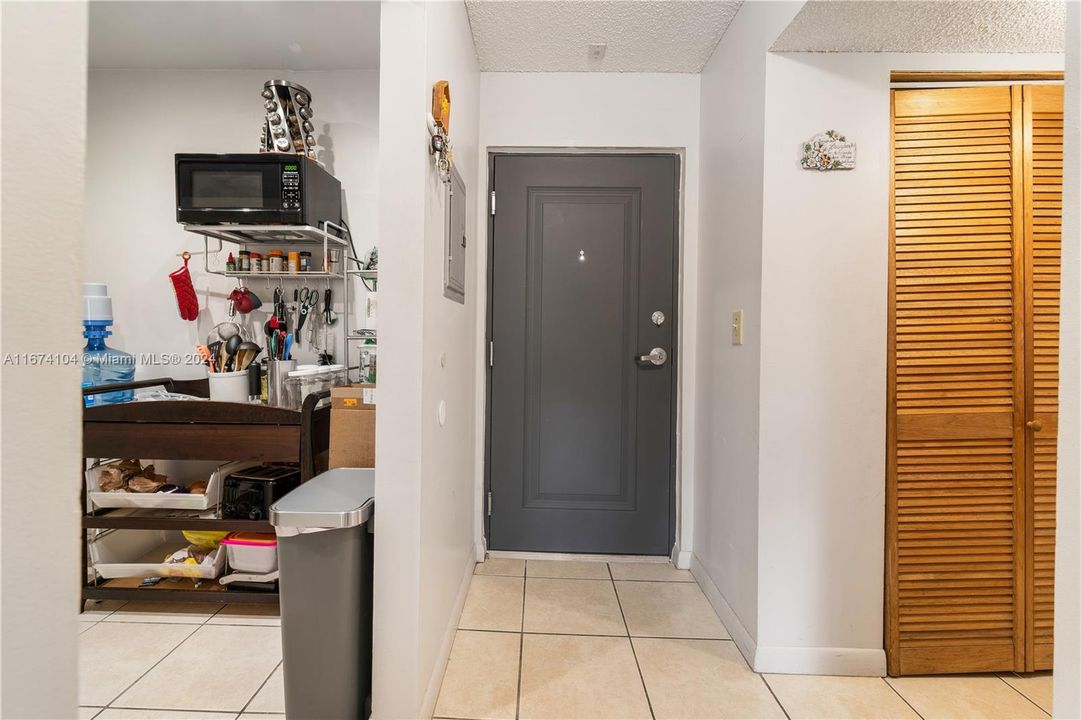 For Sale: $259,999 (1 beds, 1 baths, 712 Square Feet)