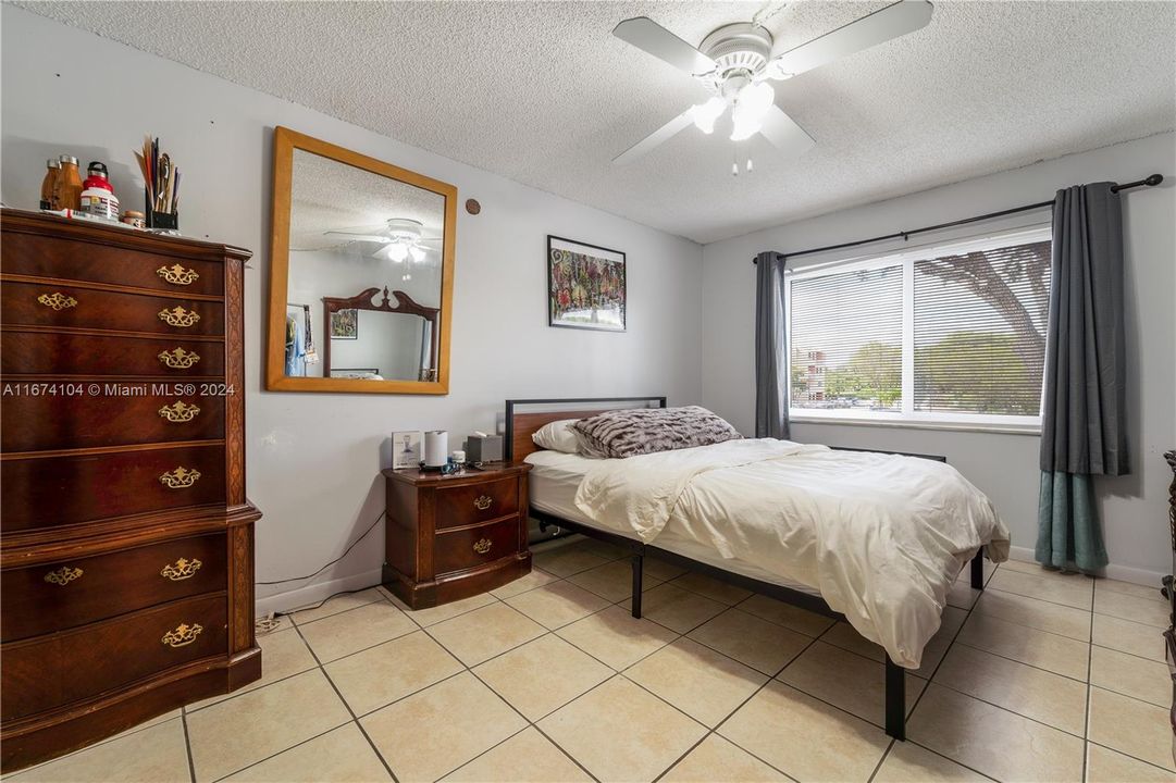 For Sale: $259,999 (1 beds, 1 baths, 712 Square Feet)