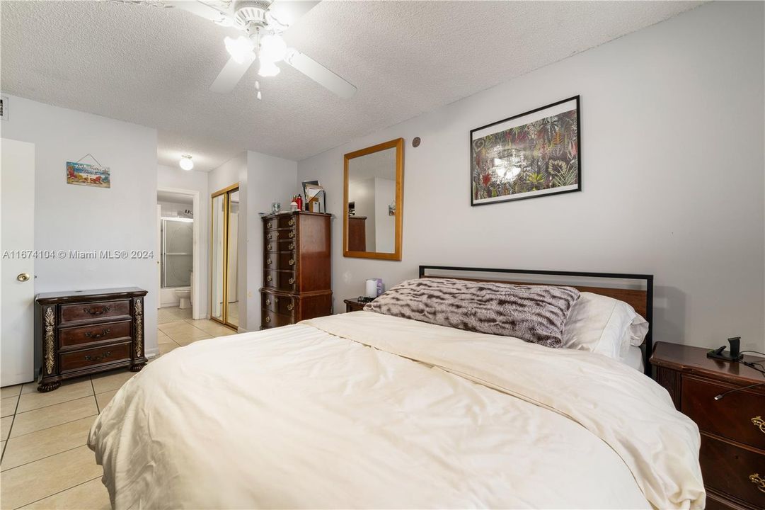 For Sale: $259,999 (1 beds, 1 baths, 712 Square Feet)