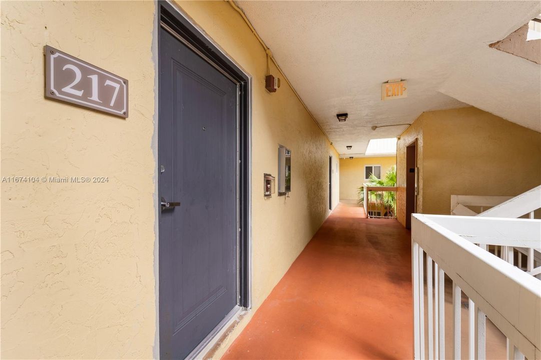 For Sale: $259,999 (1 beds, 1 baths, 712 Square Feet)