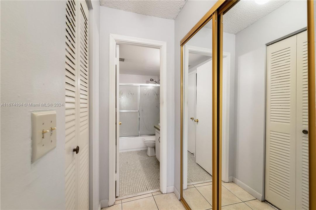 For Sale: $259,999 (1 beds, 1 baths, 712 Square Feet)