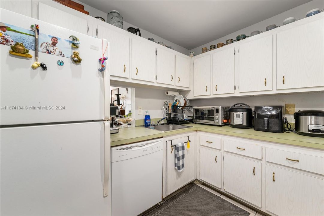 For Sale: $259,999 (1 beds, 1 baths, 712 Square Feet)