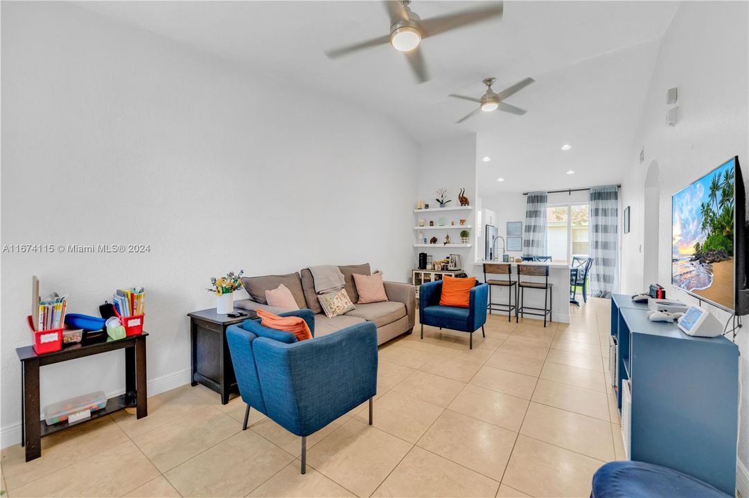 For Sale: $499,900 (3 beds, 2 baths, 1178 Square Feet)