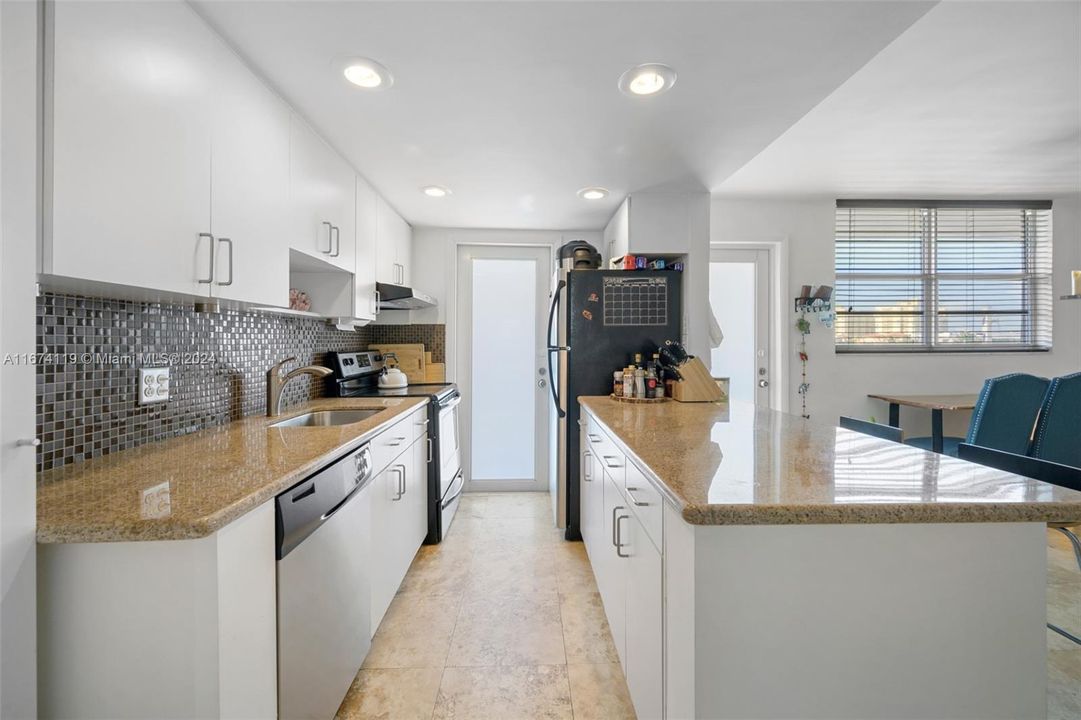 For Sale: $449,000 (1 beds, 1 baths, 626 Square Feet)