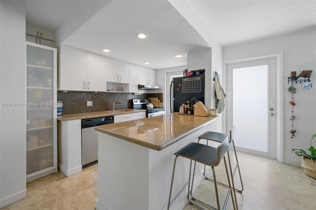 For Sale: $449,000 (1 beds, 1 baths, 626 Square Feet)