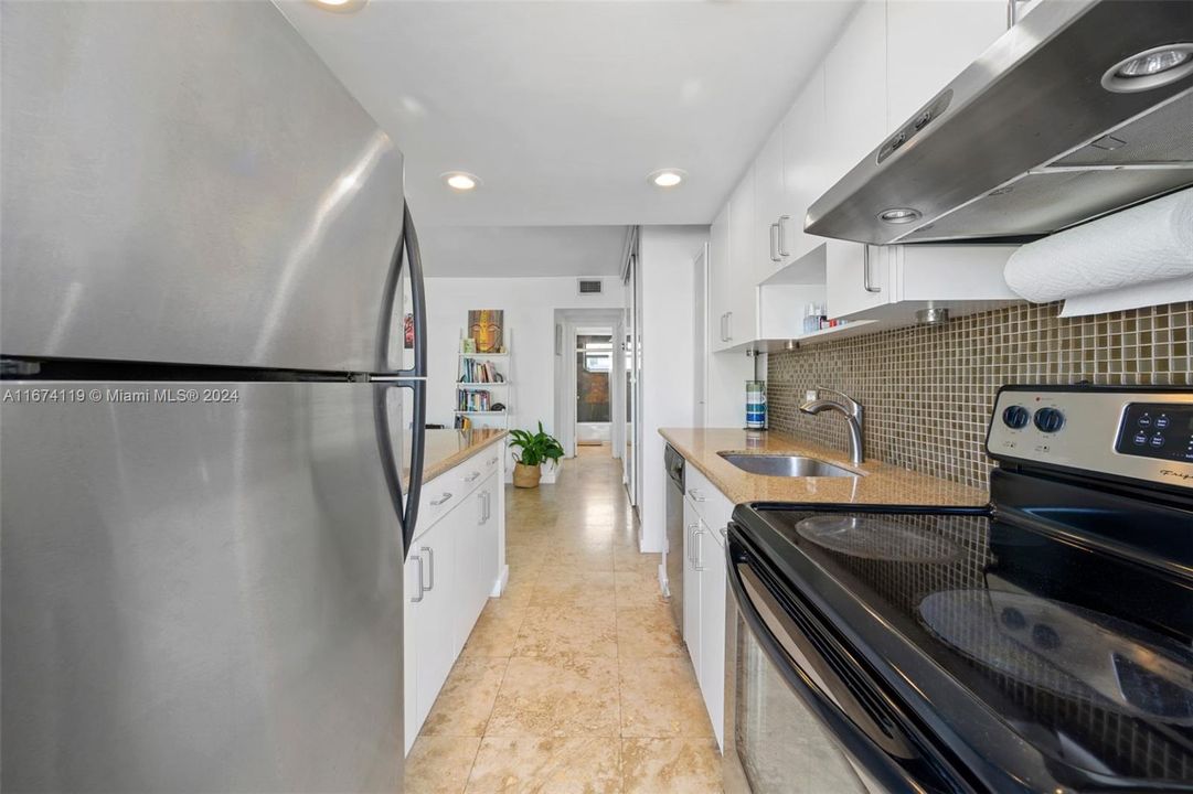 For Sale: $449,000 (1 beds, 1 baths, 626 Square Feet)