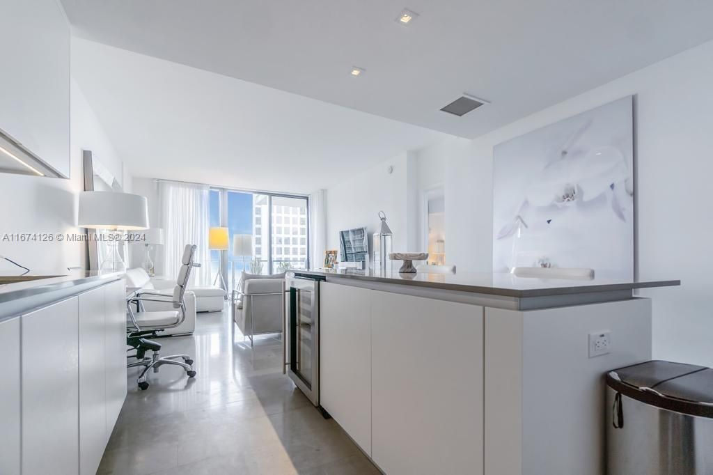 For Sale: $715,000 (1 beds, 1 baths, 879 Square Feet)