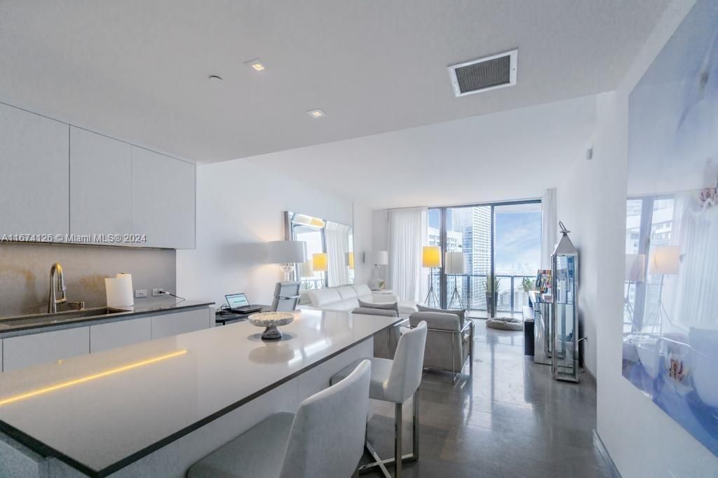 For Sale: $715,000 (1 beds, 1 baths, 879 Square Feet)