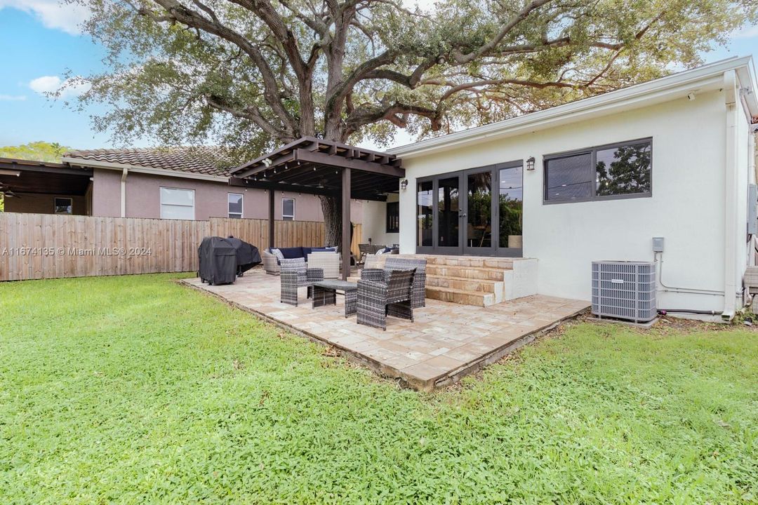 For Sale: $1,149,000 (3 beds, 2 baths, 1369 Square Feet)