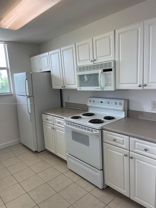 For Sale: $329,900 (1 beds, 1 baths, 823 Square Feet)