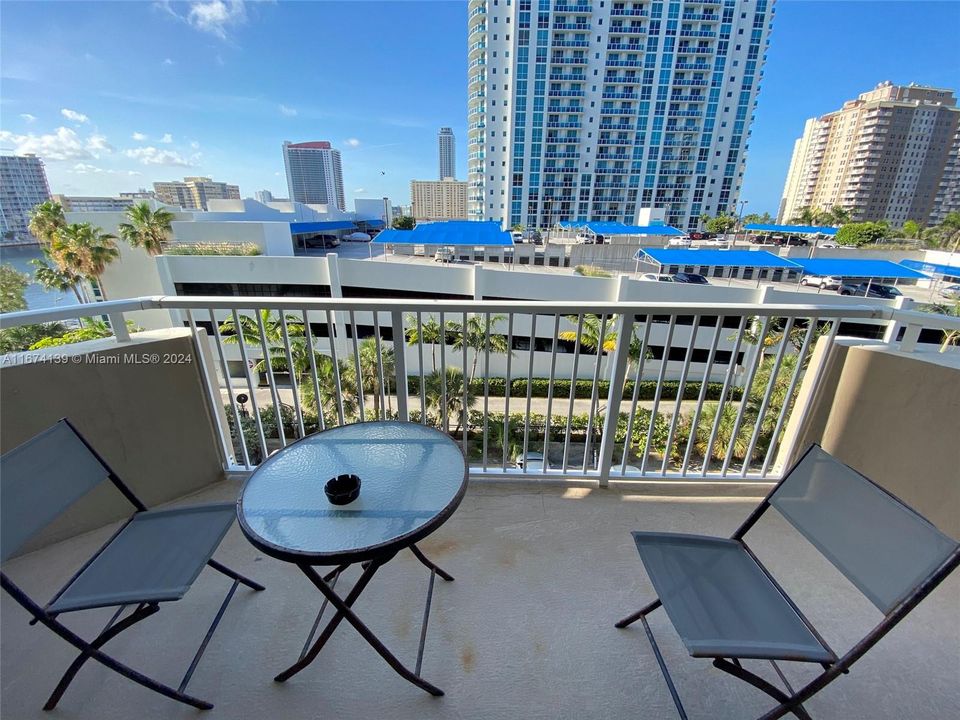 For Sale: $299,000 (1 beds, 1 baths, 798 Square Feet)