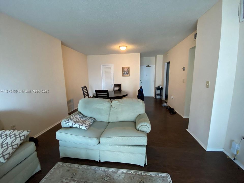 For Sale: $299,000 (1 beds, 1 baths, 798 Square Feet)