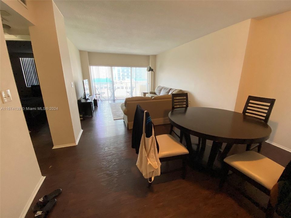 For Sale: $299,000 (1 beds, 1 baths, 798 Square Feet)