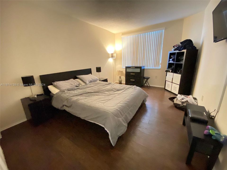 For Sale: $299,000 (1 beds, 1 baths, 798 Square Feet)