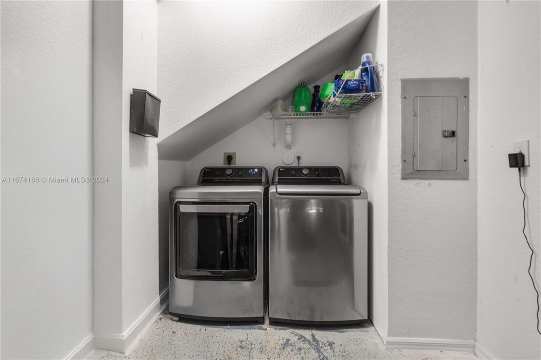 For Sale: $325,000 (1 beds, 1 baths, 850 Square Feet)