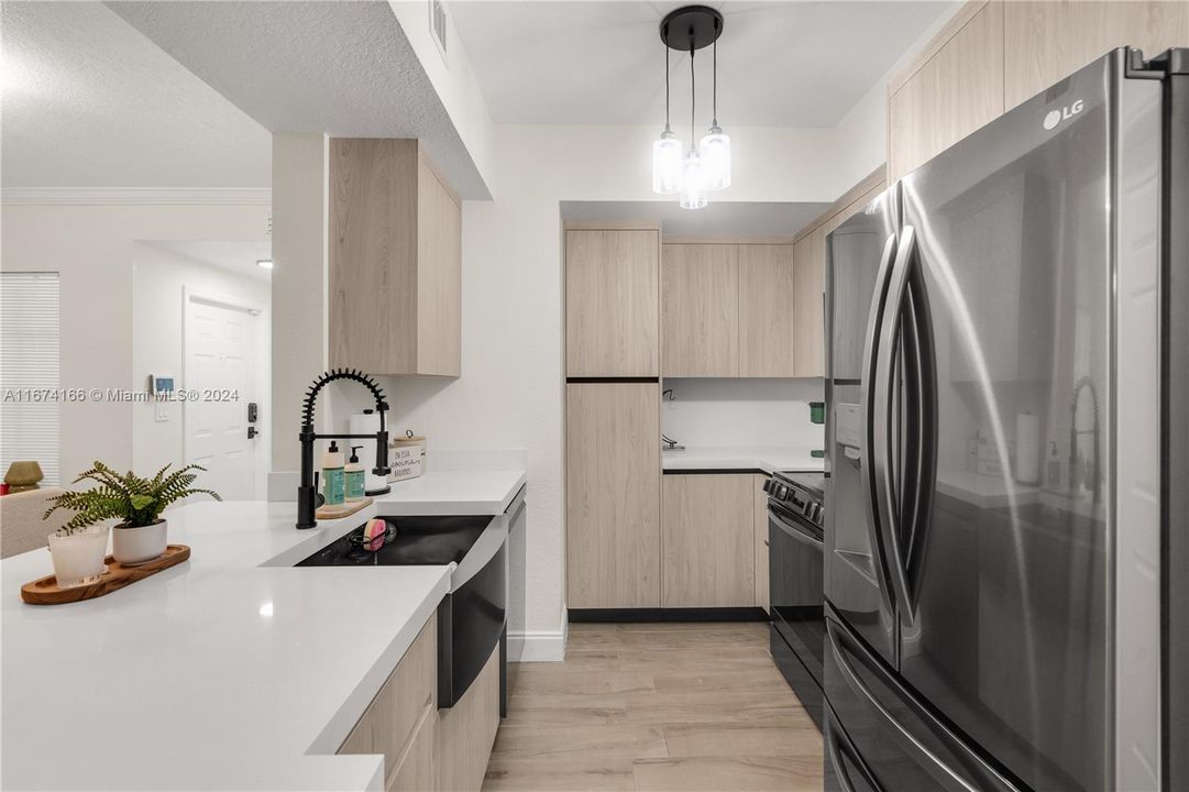 For Sale: $325,000 (1 beds, 1 baths, 850 Square Feet)