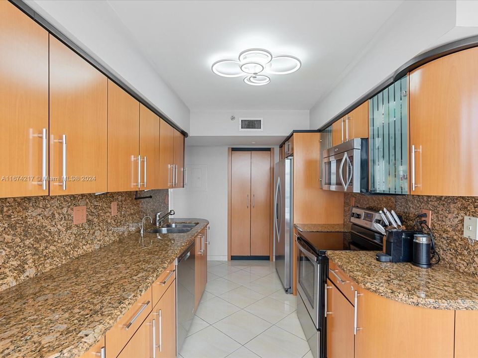 For Sale: $695,000 (2 beds, 2 baths, 1353 Square Feet)