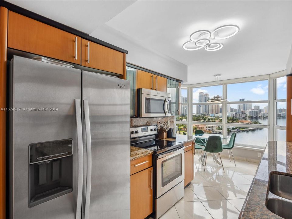 For Sale: $695,000 (2 beds, 2 baths, 1353 Square Feet)