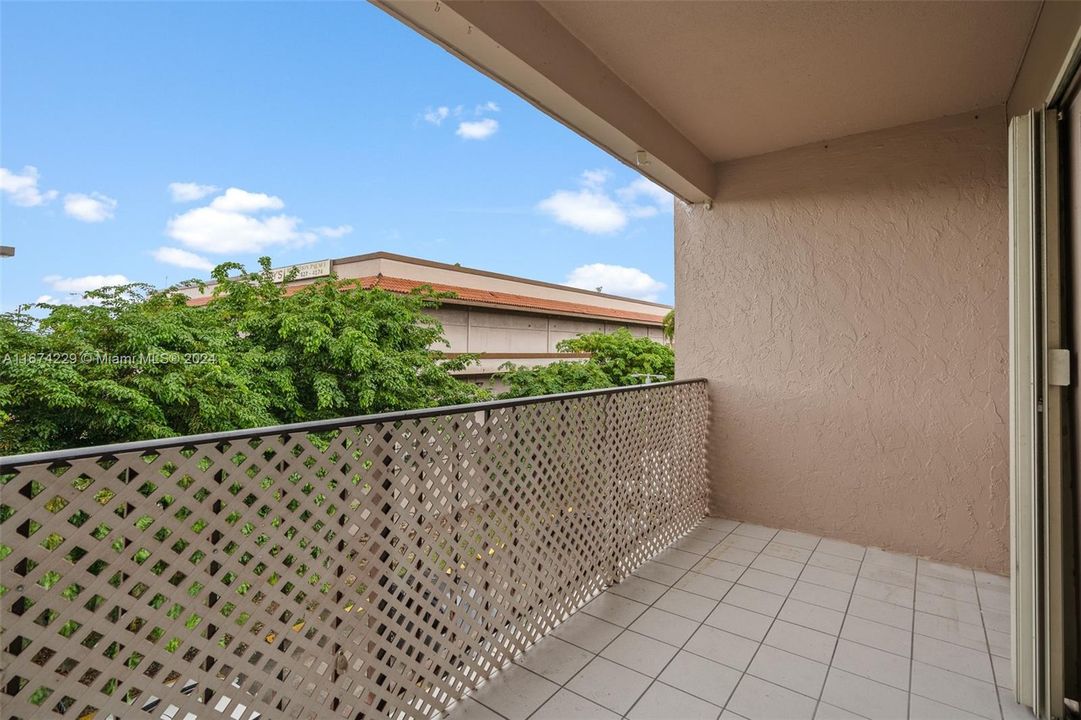 For Sale: $239,900 (2 beds, 2 baths, 1070 Square Feet)