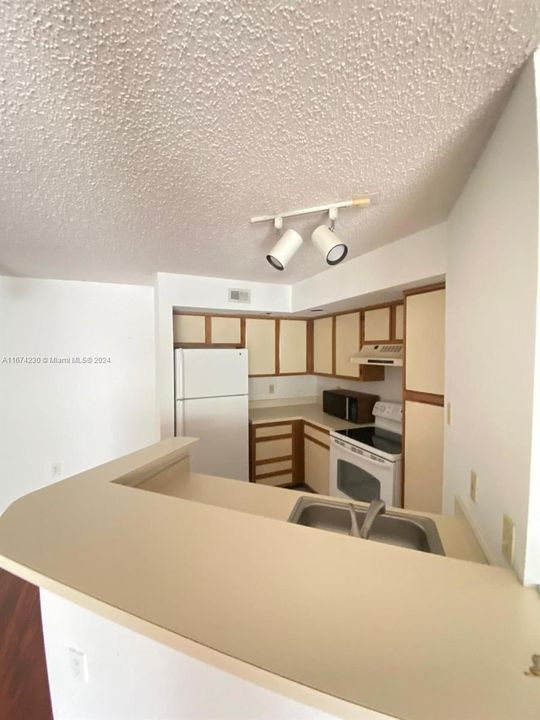 For Rent: $1,700 (1 beds, 1 baths, 743 Square Feet)