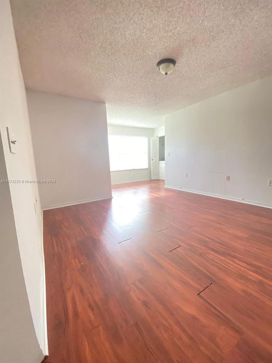 For Rent: $1,700 (1 beds, 1 baths, 743 Square Feet)