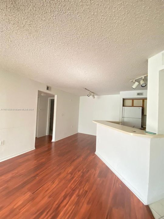 For Rent: $1,700 (1 beds, 1 baths, 743 Square Feet)