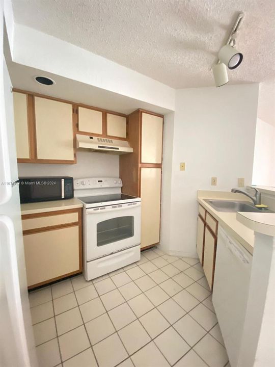 For Rent: $1,700 (1 beds, 1 baths, 743 Square Feet)