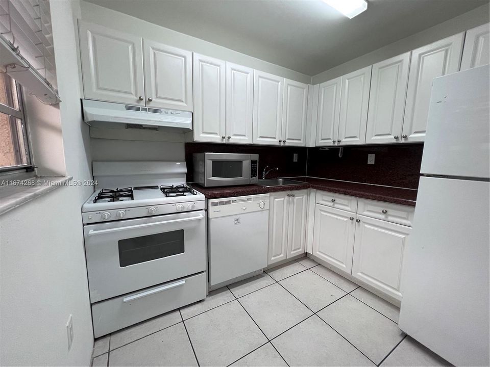 For Rent: $1,850 (1 beds, 1 baths, 811 Square Feet)