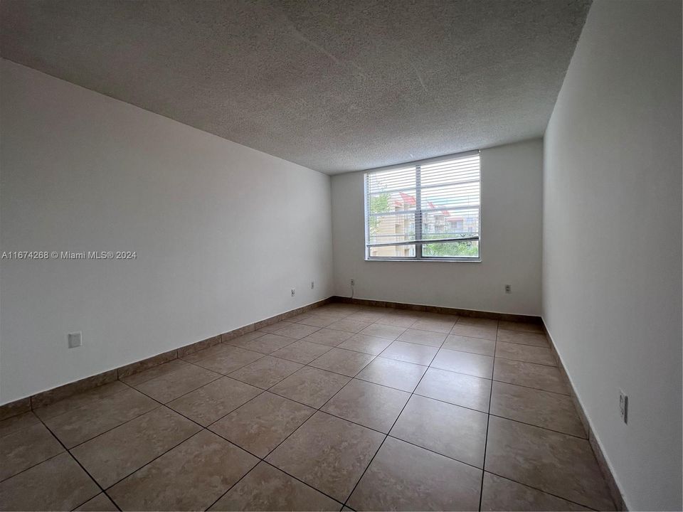 For Rent: $1,850 (1 beds, 1 baths, 811 Square Feet)