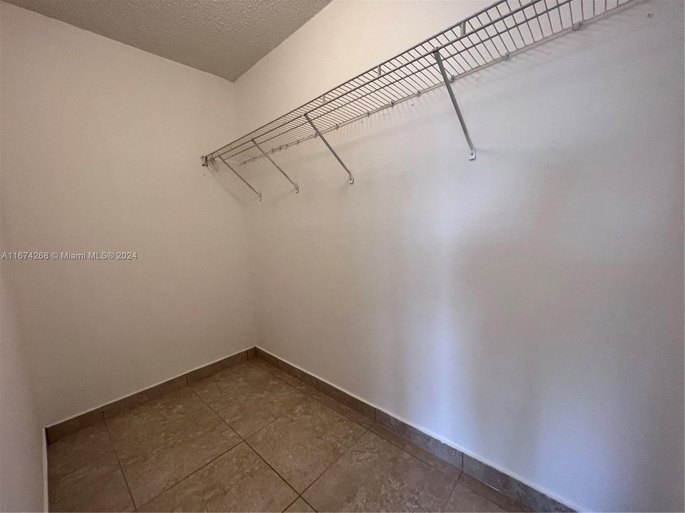 For Rent: $1,850 (1 beds, 1 baths, 811 Square Feet)