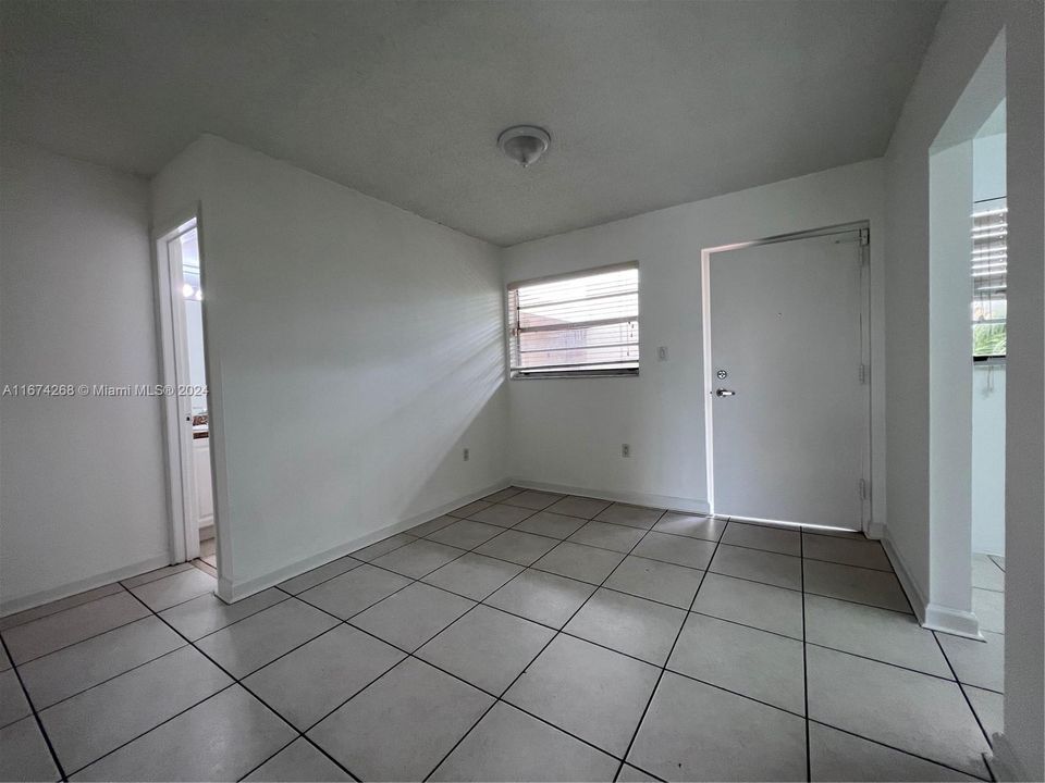 For Rent: $1,850 (1 beds, 1 baths, 811 Square Feet)