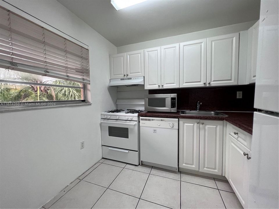 For Rent: $1,850 (1 beds, 1 baths, 811 Square Feet)