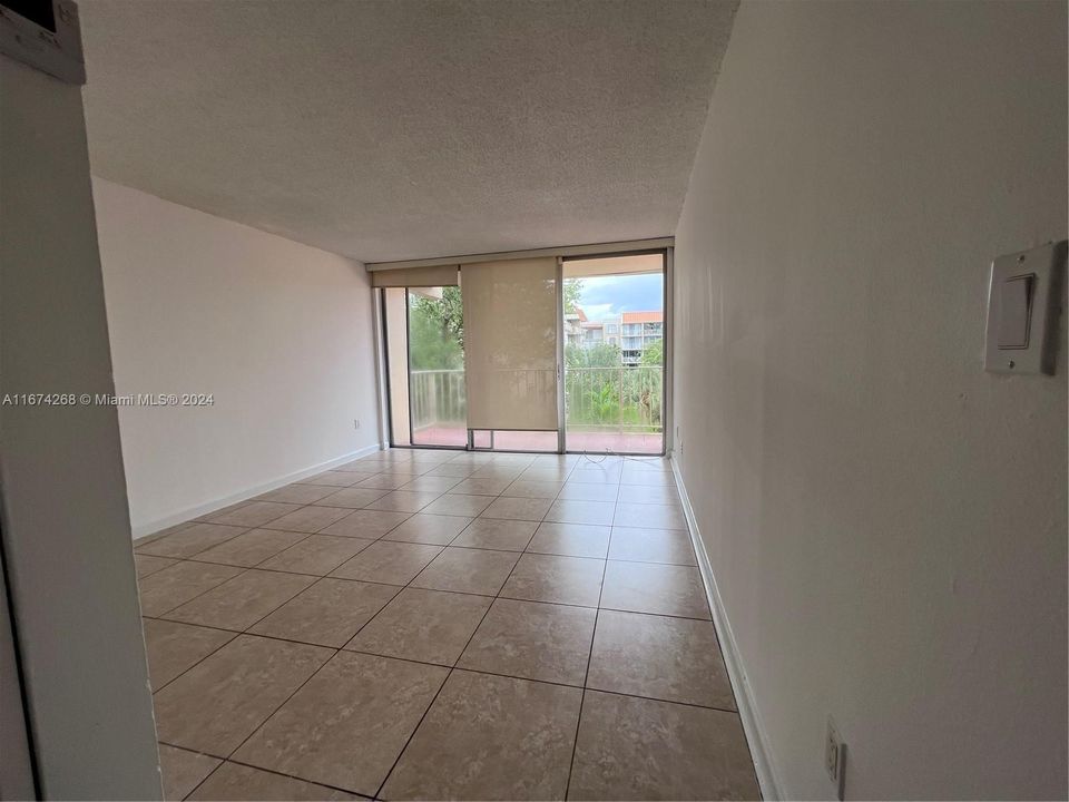 For Rent: $1,850 (1 beds, 1 baths, 811 Square Feet)