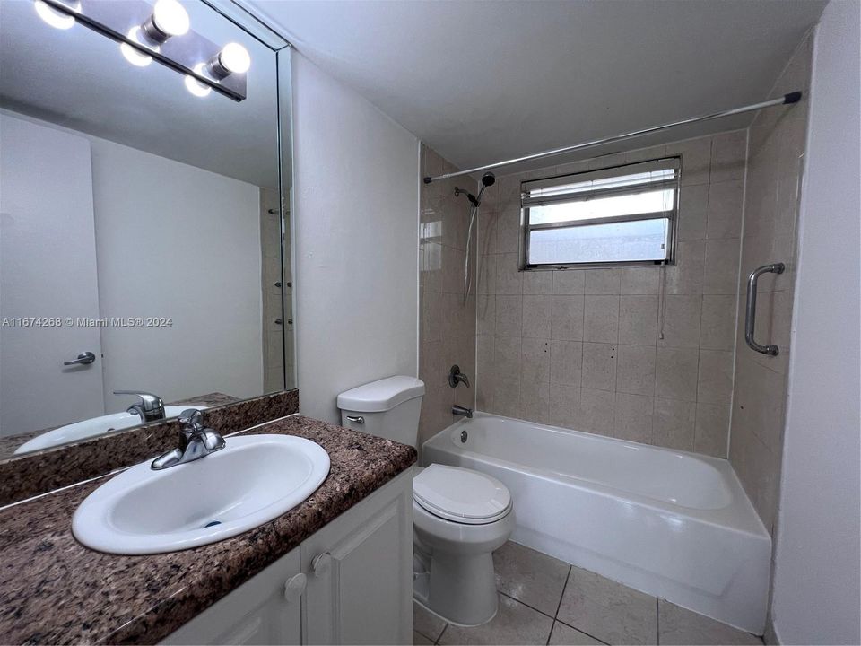 For Rent: $1,850 (1 beds, 1 baths, 811 Square Feet)