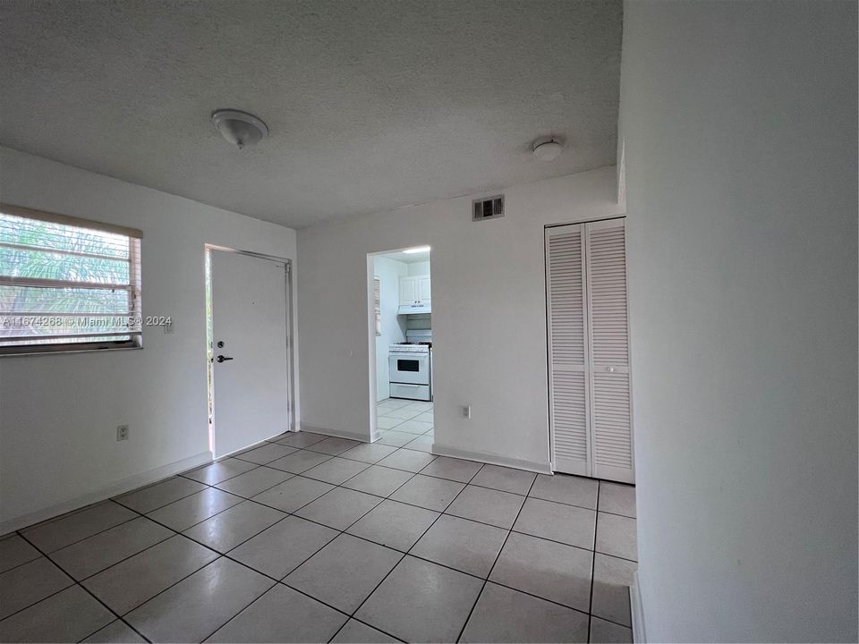 For Rent: $1,850 (1 beds, 1 baths, 811 Square Feet)