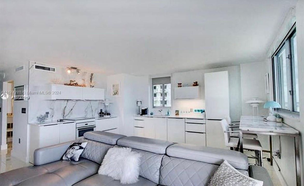 For Sale: $1,190,000 (1 beds, 1 baths, 688 Square Feet)