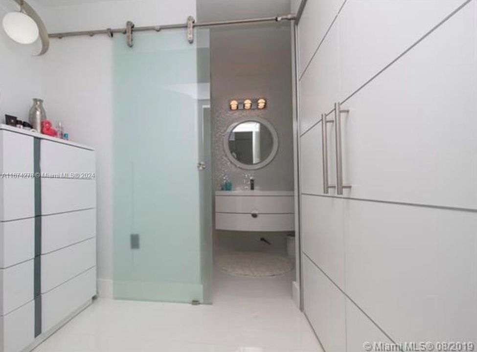 For Sale: $1,190,000 (1 beds, 1 baths, 688 Square Feet)