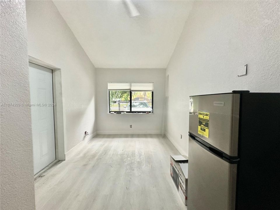 For Rent: $1,150 (1 beds, 1 baths, 1839 Square Feet)