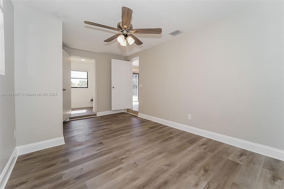 For Rent: $2,545 (3 beds, 1 baths, 890 Square Feet)