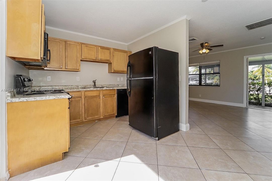 For Rent: $2,545 (3 beds, 1 baths, 890 Square Feet)